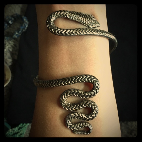 Jewelry - 🎉HP!🎉 3/$25 Metal Snake Armband